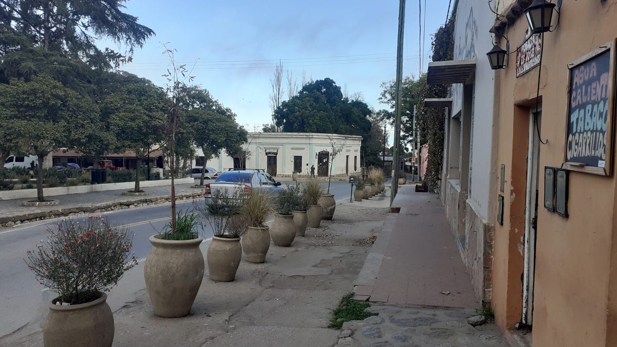 La replicabilidad del espacio público: macetones en la plaza de San Javier delimitando la calle. Traslasierra, provincia de Córdoba.